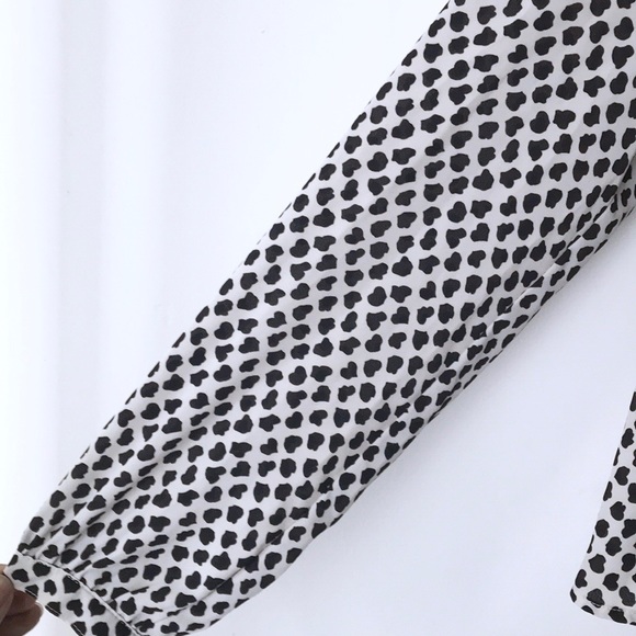 Forever 21 High Low Black & White Print Blouse. - Picture 4 of 8